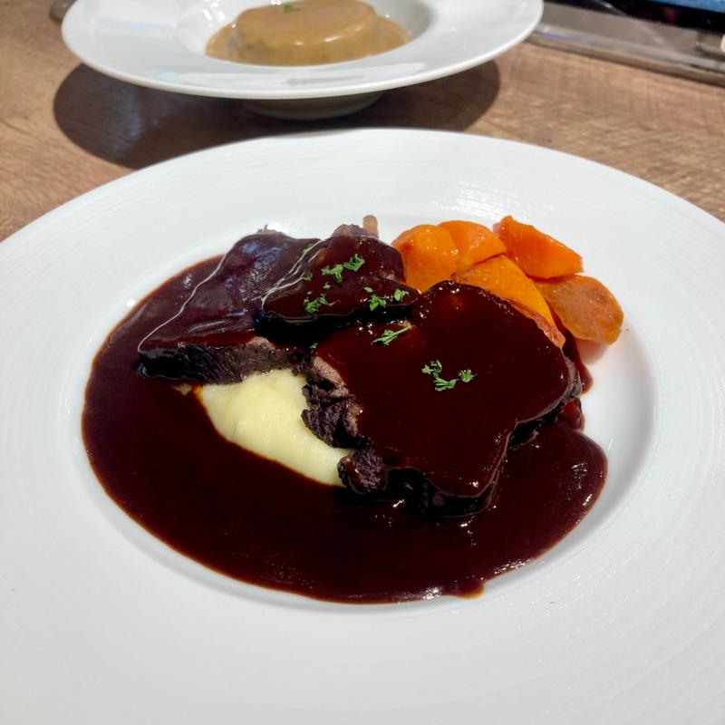 牛タンシチューと人参のグラッセ(赤白 天王寺ミオ店)