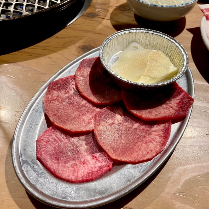 並タン(にんにくバター付)(大衆焼肉ホルモン 大松 天王寺MIO店)