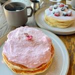 桜ホイップクリームとストロベリーのパンケーキ(Kacto)