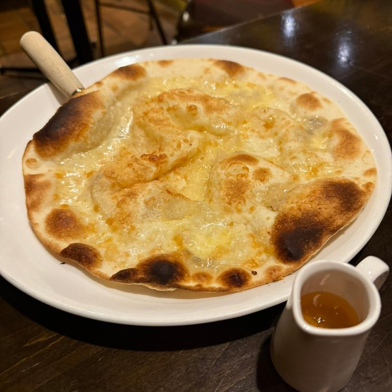 4種類のチーズのピッツァ(ウィンダンシー （WIN Dan SEA）)