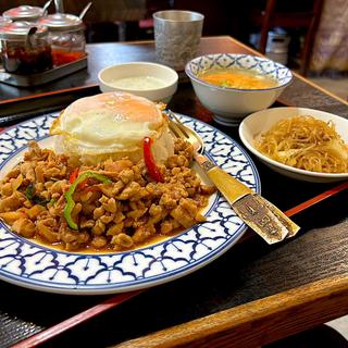 鶏肉バジル炒めのランチセット(トムヤムクン)