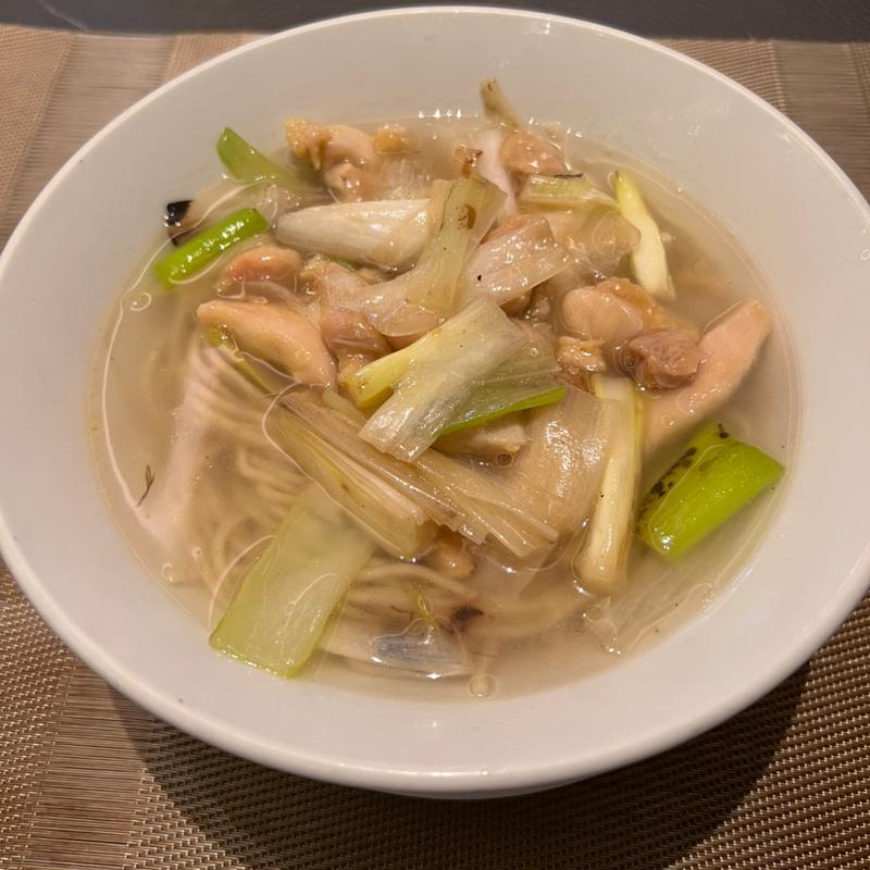鶏肉と細切り葱のスープそば(中国飯店 倶楽湾)