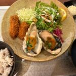 牡蠣フライとウニと牡蠣醤油の焼き牡蠣(ザ·カーブ·ド·オイスター)