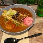 粗挽きキーマとチキンの合い盛りカレー