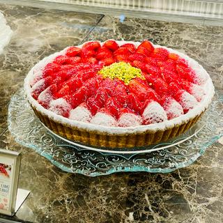 イチゴとピスタチオカスタードのタルト(キルフェボン グランメゾン銀座)