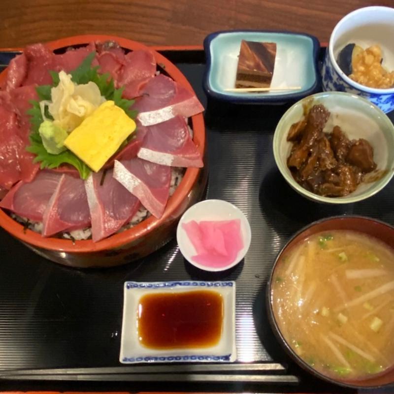 ハーフ&ハーフ丼(源七 くろとり食堂)