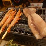 赤海老の串焼き＆いかの浜焼き(磯丸水産 新小岩ルミエール店)