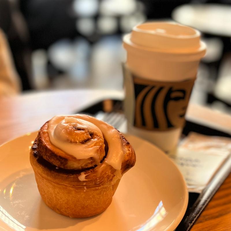 カフェミスト&シナモンロール(スターバックスコーヒー 南青山２丁目店)