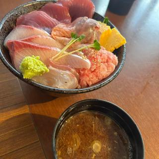 海鮮丼 具2割増し(ひびの食堂)