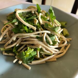 干し豆腐と香葉サラダ(大鴻運天天酒楼)