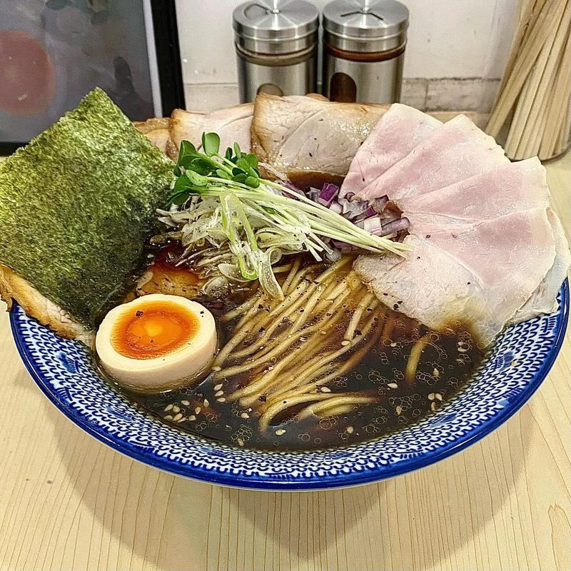 焦がし醤油の黒中華 中太麺 チャーシュー(五弦屋)