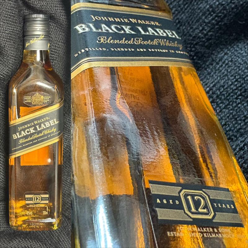 ジョニーウォーカー・黒ラベル12年・200 ml(ローソン 横浜緑園七丁目店)