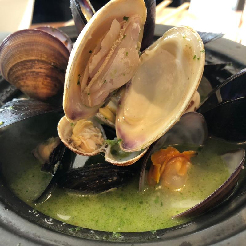 いろいろ貝の白ワイン蒸し(学芸大 Wine Table)