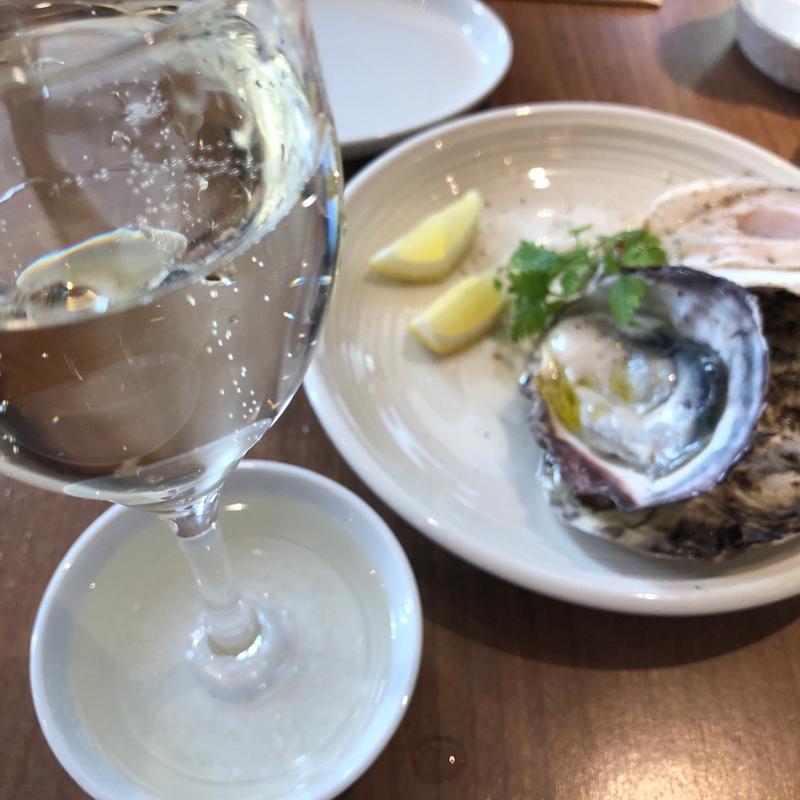 生牡蠣とこぼれスパークリングのペアリング(学芸大 Wine Table)