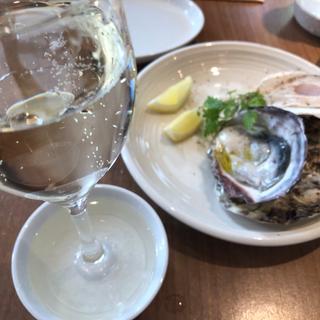 生牡蠣とこぼれスパークリングのペアリング(学芸大 Wine Table)