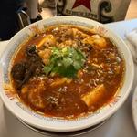 牛ホルモン麻婆豆腐(二階麺肴酒店 黒黒黒（ミクロ）)