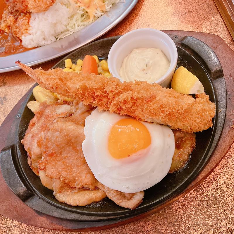 特大海老フライ&ポークジンジャー(ニュートーキョー 談話室)