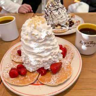 ストロベリー、ホイップクリームとマカダミアナッツ(Eggs ’n Things mozoワンダーシティ店)