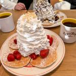 ストロベリー、ホイップクリームとマカダミアナッツ(Eggs ’n Things mozoワンダーシティ店)