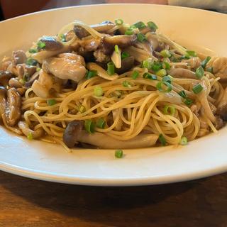 鶏肉と茸の醤油味パスタ(グランシェフ)