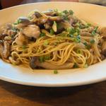 鶏肉と茸の醤油味パスタ
