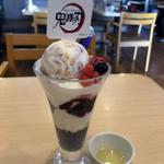 蟲柱 胡蝶しのぶの藤色蝶々パフェ(ジョイフル 幸手店)
