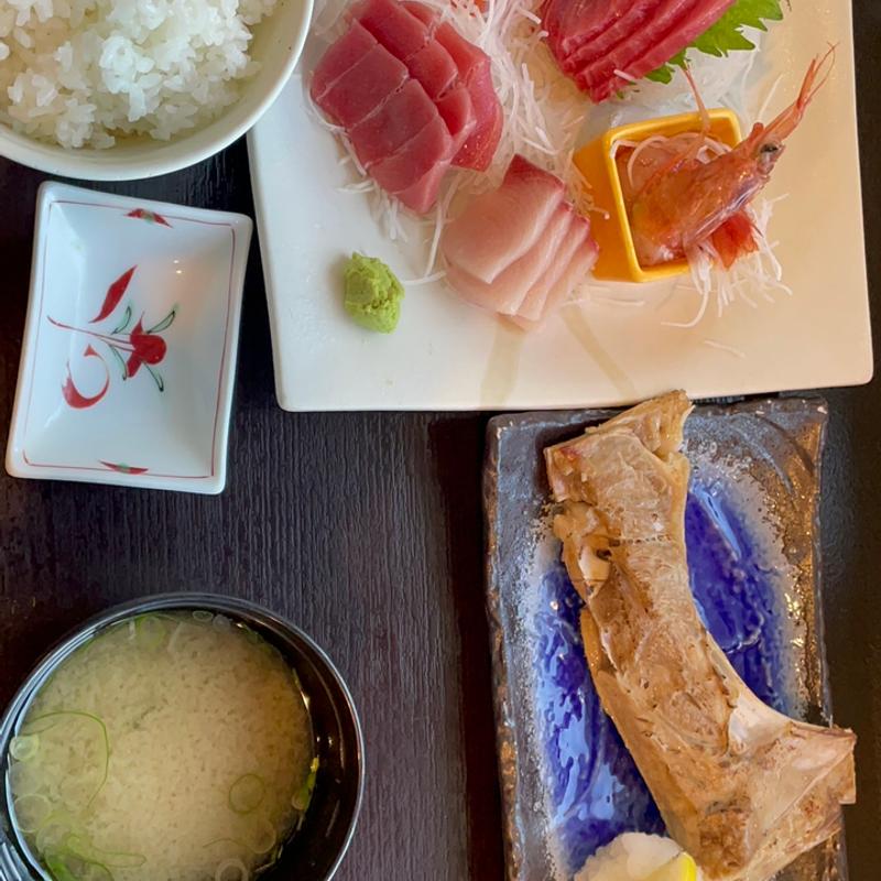 市場の日替わり刺身と焼き魚(三崎「魚市場食堂」)