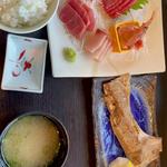 市場の日替わり刺身と焼き魚(三崎「魚市場食堂」)