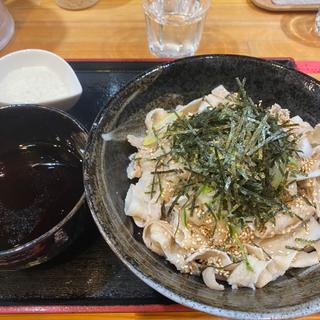 肉そば（冷、 並）＆肉増し(蕎麦とラー油で幸なった。天満橋本店)