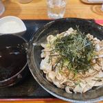 肉そば（冷、 並）＆肉増し(蕎麦とラー油で幸なった。天満橋本店)