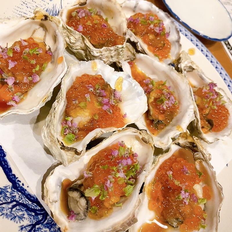 蒸し牡蠣ポン酢ジュレとイクラのせ(料理や 万ぷく)