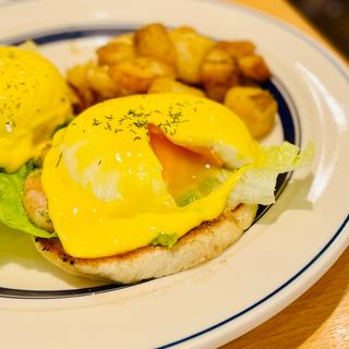 バジルシュリンプとアボカドのエッグベネディクト(Eggs 'n Things 湘南江の島店)