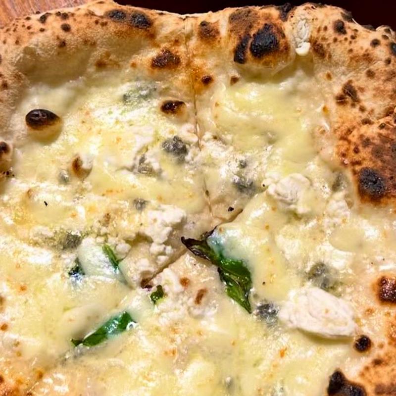 Pizza 4 Formaggi  クアトロフォルマッジ(La TRIPLETTA ラ・トリプレッタ)