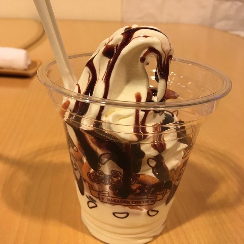 濃厚ソフトクリームに柿の種とチョコソースをかけた新感覚スイーツ(新潟せんべい王国)