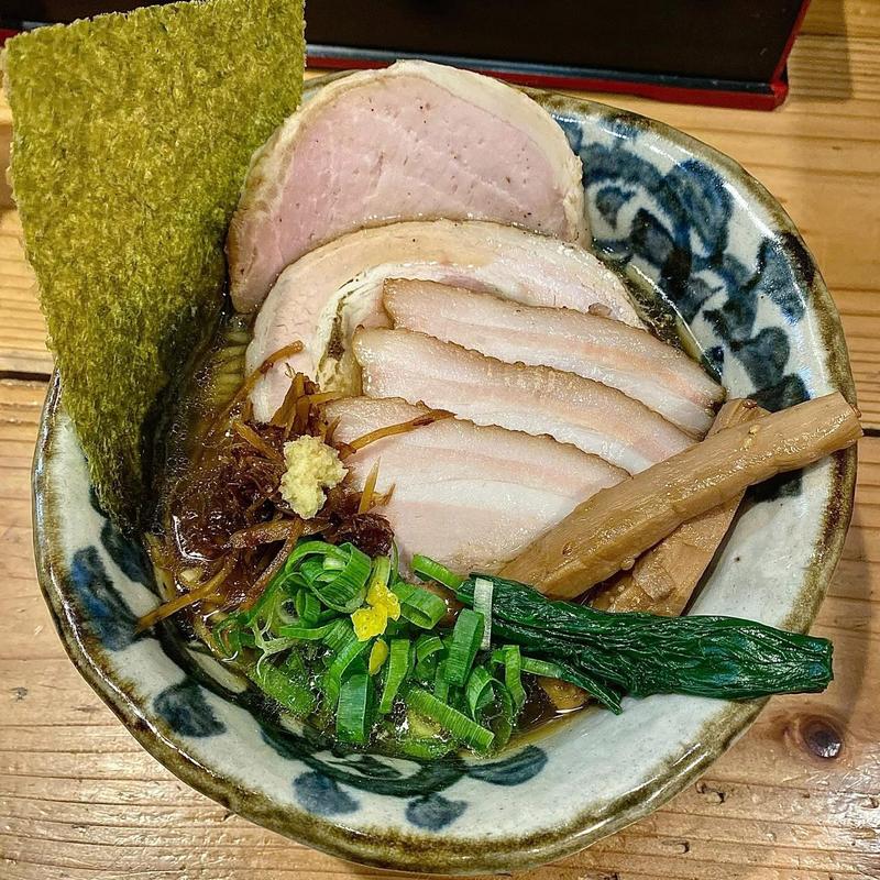 生姜二犀 柔らか豚バラチャーシュー 香ばしい香りの吊るし焼きチャーシュー(極麺 青二犀 （ゴクメン アオニサイ）)