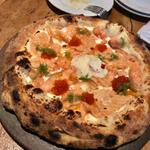 燻製サーモンとイクラのフロマージュピザ(パンビュッフェ&肉イタリアン 茶屋町 ファクトリーカフェ)