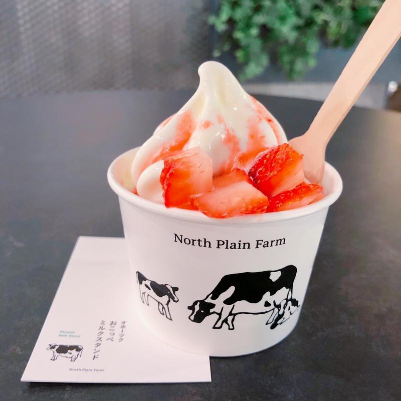 小さないちごパフェ(オホーツク おこっぺミルクスタンド 阪神梅田本店)