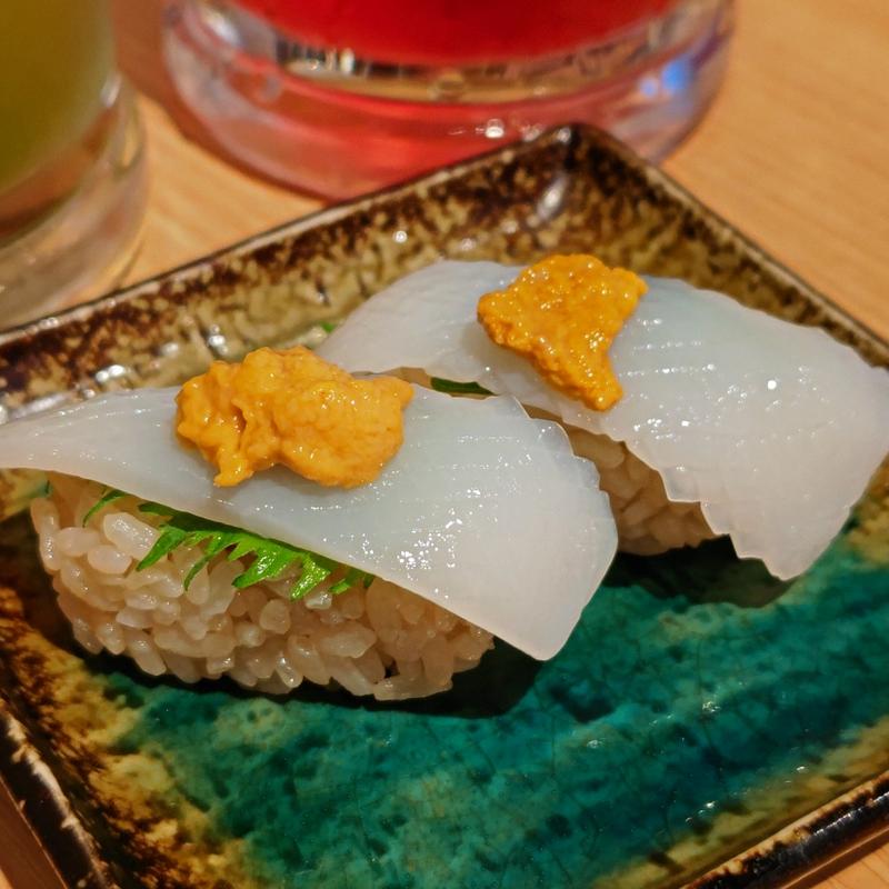 塩雲丹とイカ、そして大葉。(鮨・酒・肴 杉玉 モレラ東戸塚店)