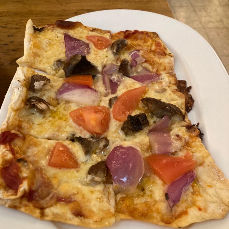 マッシュルームとトマトピザ(カフェレストランカスタネット)