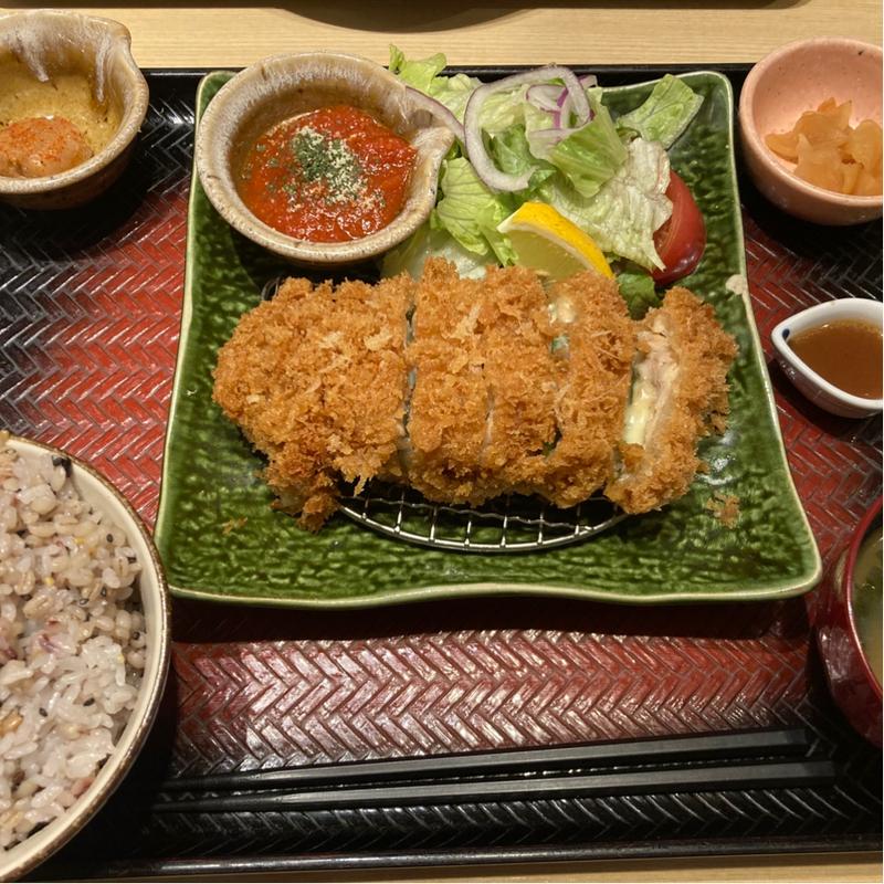 チキンと大葉のチーズカツレツ ～トマトハーブソース添え～(大戸屋ごはん処 新宿靖国通り店)