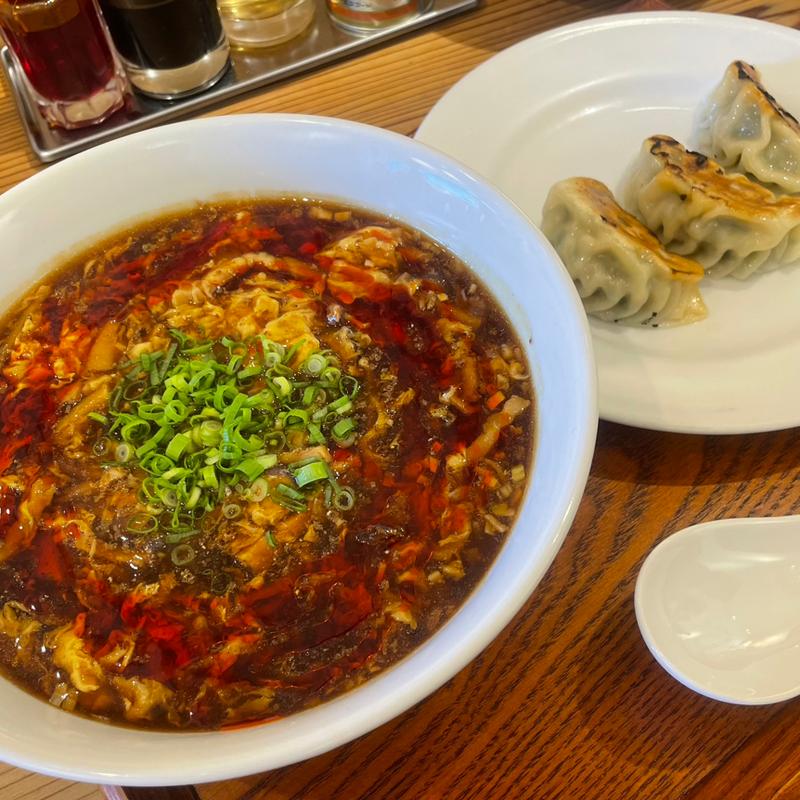 酸辣湯麺と焼き餃子3個(千成亭)