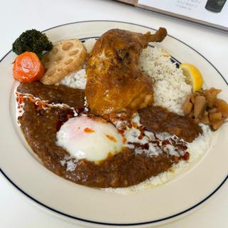 チキンレッグカレー　温玉トッピング(カレーの子 くろしお)