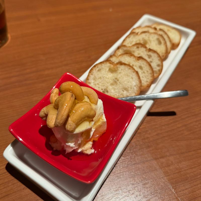 バニラアイスの様なクリームチーズのナッツハニーとバケット(坐松本)