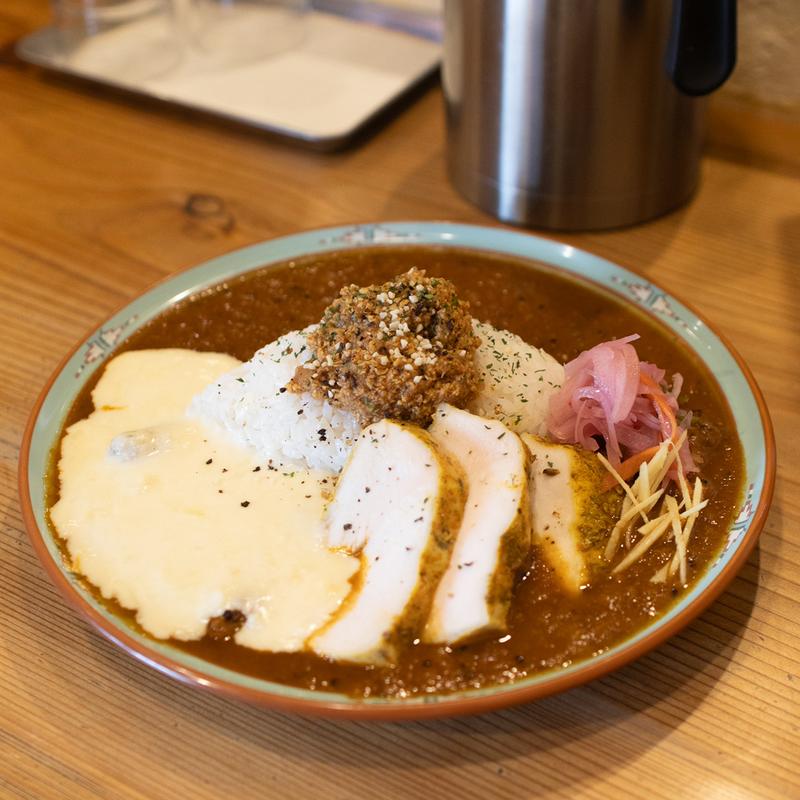 3種の鶏肉のチキンカレー +自家製スパイス鶏ハム +トロトロ溶かしチーズ (スパイス スエヒロ)