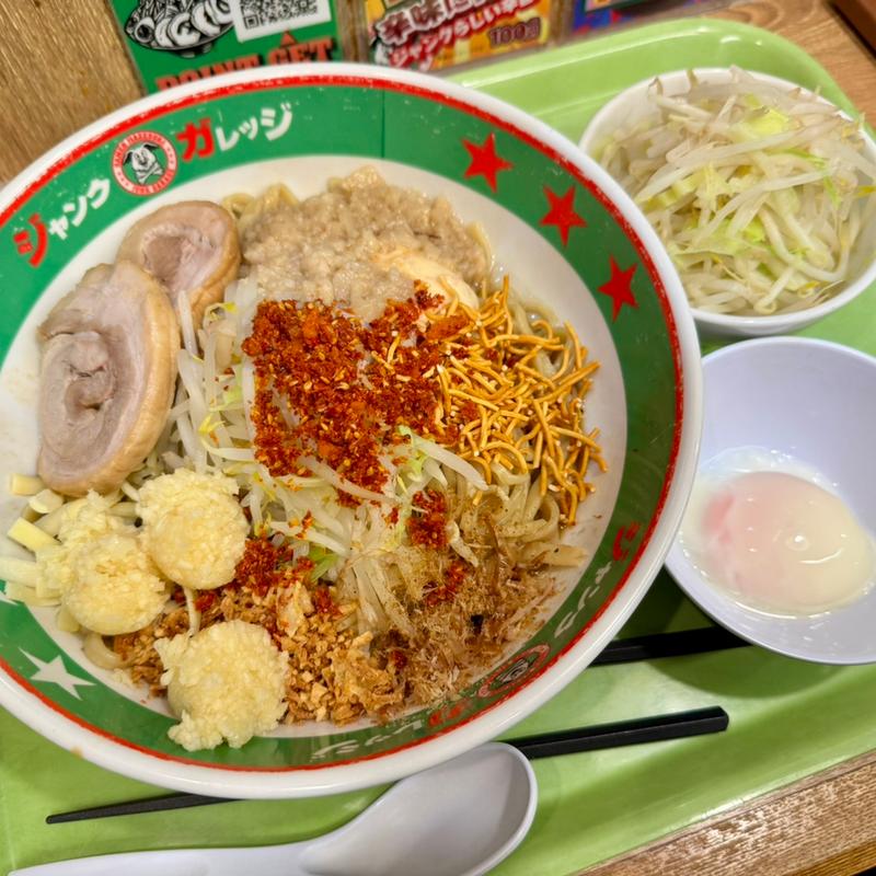 まぜそば大盛＋温玉＋野菜＋チャーシュー1枚(ジャンクガレッジ カインズ羽生店)