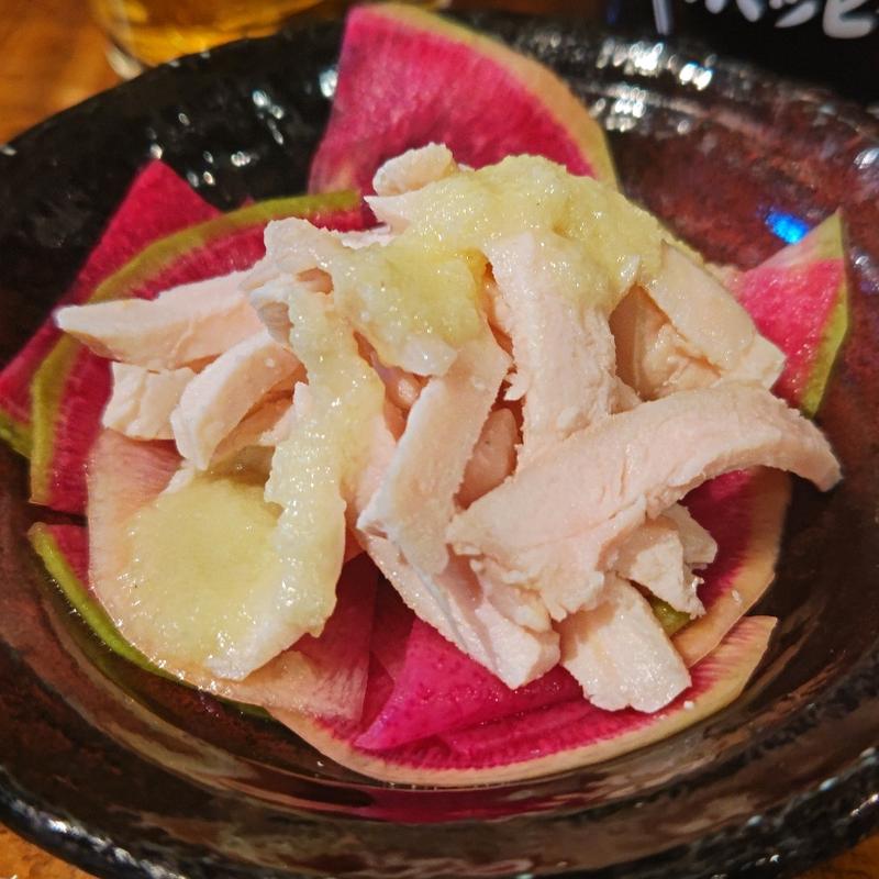 蒸し鶏と紅芯大根のマリネ  新玉ねぎソース(イザカヤ 山角)