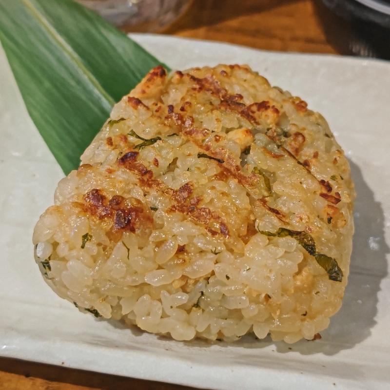鶏挽肉と下仁田ねぎの焼きおにぎり(イザカヤ 山角)