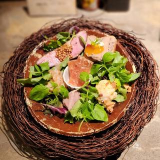 鶏のアテ盛合せ(炭火焼鳥きびたき)