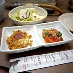 塩だれキャベツ、いぶりがっこのポテトサラダ(燻製ラムタンのせ)、叩き胡瓜の紀州南高梅和え