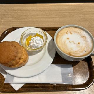 プレーンスコーンとカフェラテ(可否茶館ポールタウン店)